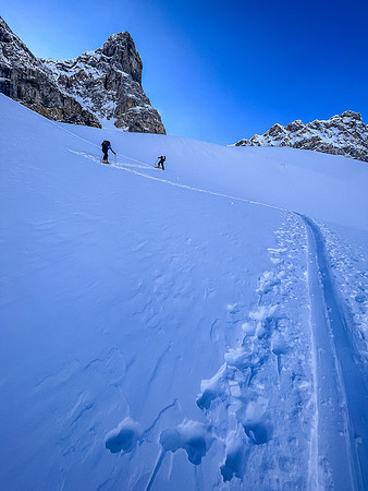 Skins back on, traversing back up to the Boom Col.