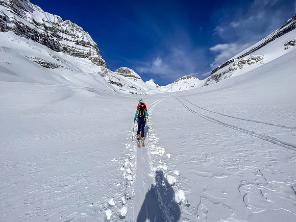 Skiing the upper SE valley to the Chimney Col.
