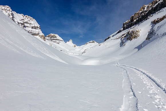 Skiing the upper SE valley to the Chimney Col.
