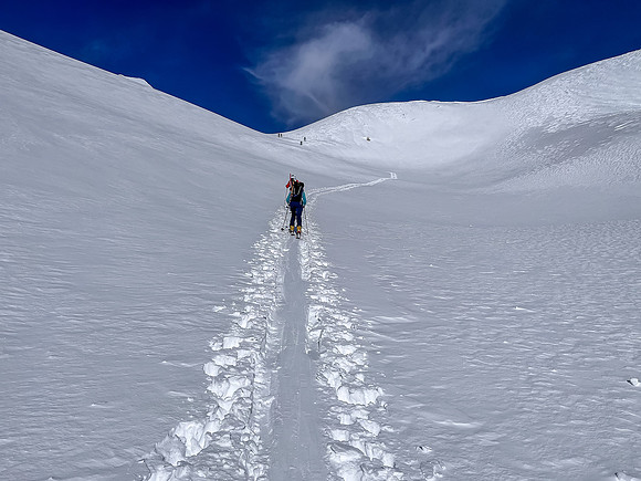 Skiing the upper SE valley under Chimney Peak to the Chimney Col.