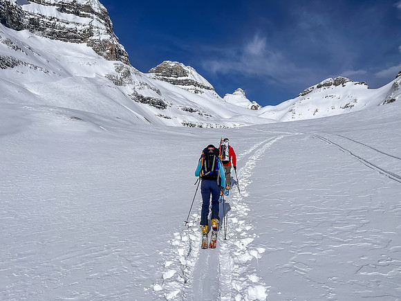 Skiing the upper SE valley to the Chimney Col.