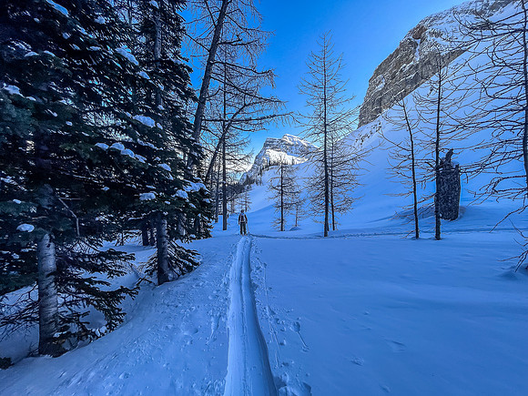Skiing under a Chickadee Peak outlier.