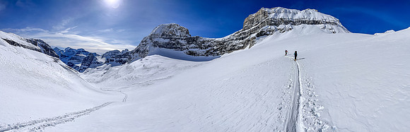 Skiing the upper SE valley under Chimney Peak to the Chimney Col.