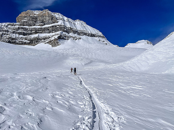 Skiing the upper SE valley under Chimney Peak to the Chimney Col.