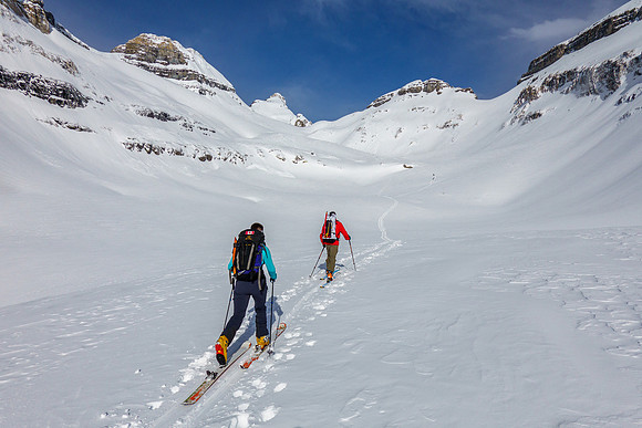 Skiing the upper SE valley to the Chimney Col.