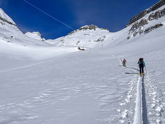 Skiing the upper SE valley to the Chimney Col.
