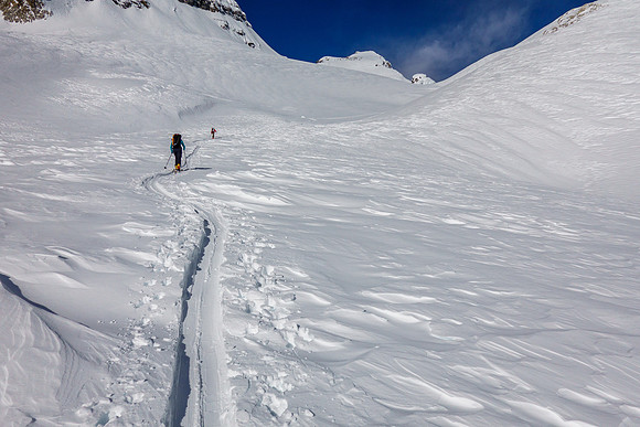 Skiing the upper SE valley under Chimney Peak to the Chimney Col.