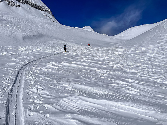 Skiing the upper SE valley under Chimney Peak to the Chimney Col.