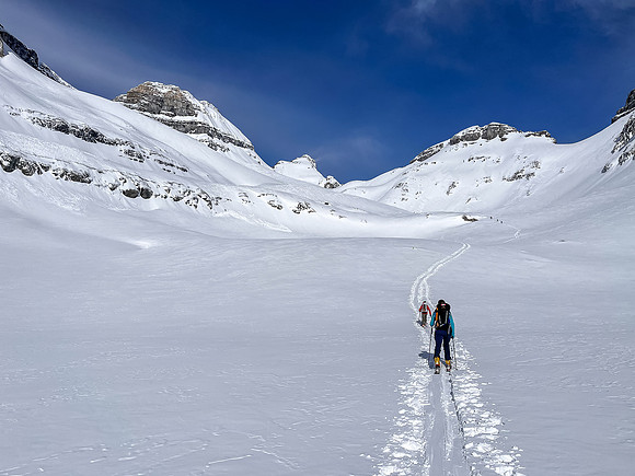 Skiing the upper SE valley to the Chimney Col.