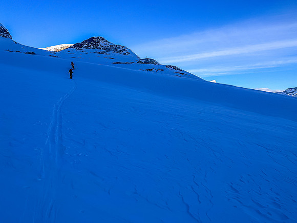 Skiing the headwall under the Bow Hut.