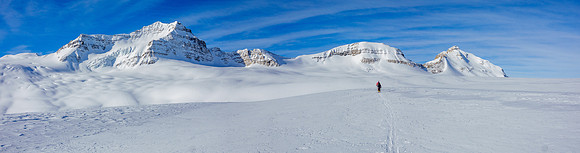 Skiing across the western plateau towards Collie, Chapel and Ayesha.