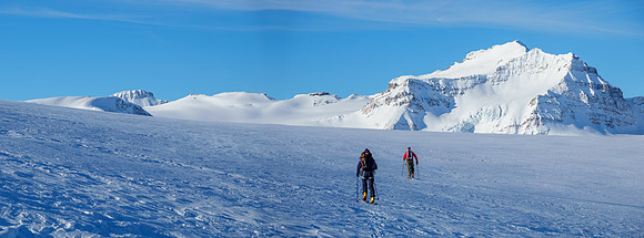 Skiing across to the western plateau under Mount Collie.