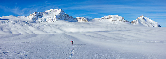 Skiing across the western plateau towards Collie, Chapel and Ayesha.