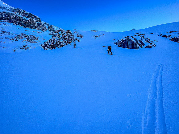 Skiing the headwall under the Bow Hut.