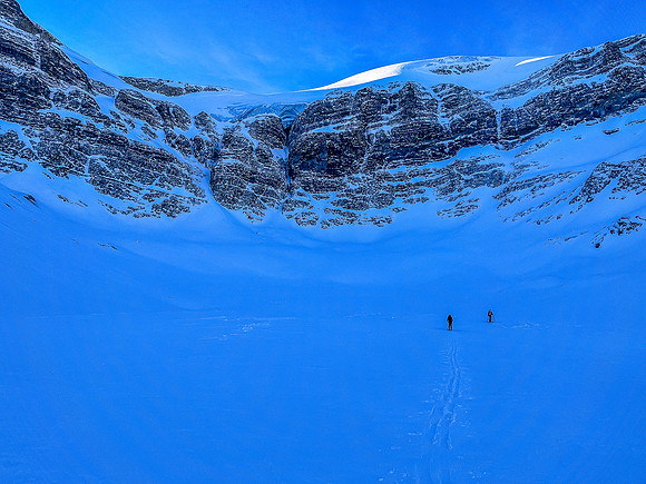 Skiing the back of the canyon under Vulture Peak.