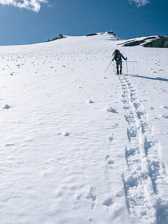 Steep slopes to the upper south ridge.