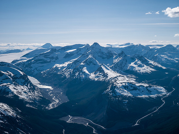 Looking over the Big Bend towards Columbia, Andromeda, Athabasca, South, North and Twins Tower, Kitchener and the Stutfields (L to R).