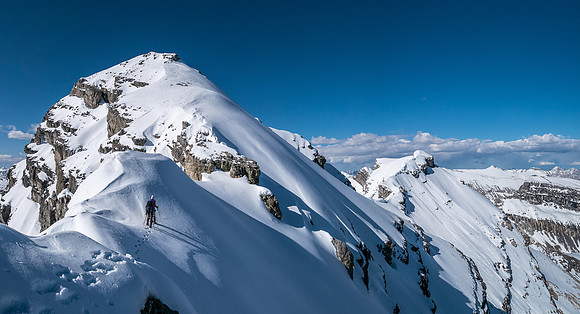 This is why we ditched the 'shoes. We're not quite there yet! Note the avalanche slopes to our right and the cornices to our left?