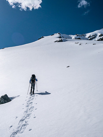 Starting up snow slopes to the south ridge.