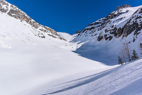 The beautiful hanging valley that gives access to the peak (out of sight). You can see it's almost a terrain trap and there have been recent slides.