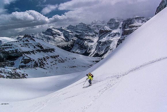 Wietse skis above the col.
