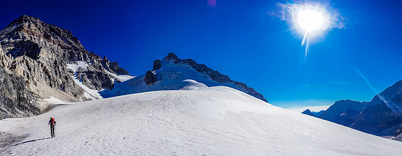 Assiniboine on the left and Sturdee on the right. We access the Assiniboine / Strom col on the left.