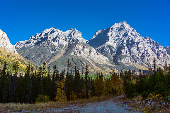 Aye on the left and Eon on the right as we approach the Aurora Creek parking lot on the rougher 4km approach road.