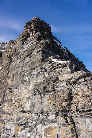 I think the grey band crux is just above here where the ridge steepens considerably. I went right of that bulge and found a way around it up a narrow gully.