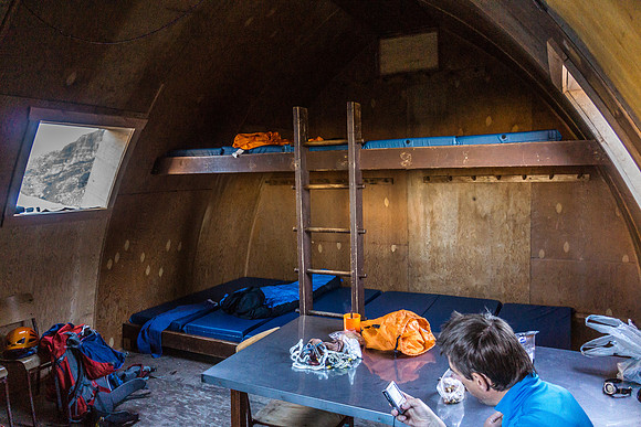 Inside the cozy - and empty - Hind Hut.