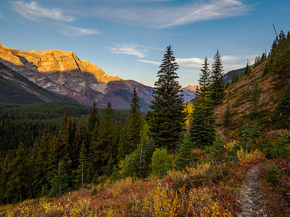 Hiking from Og Lake to Citadel Pass.