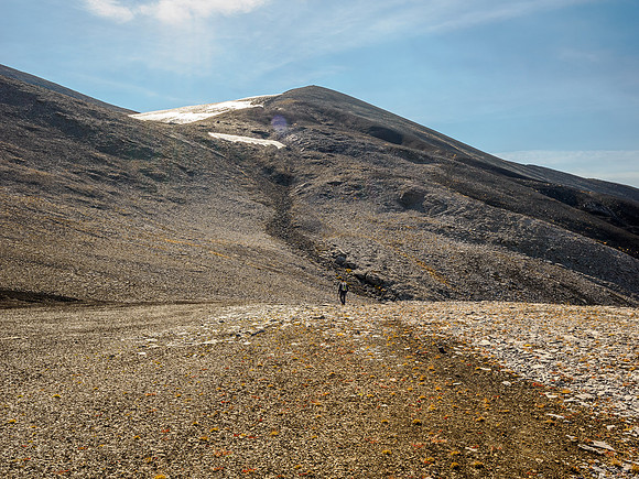 Traversing from Mount Cautley to Ely's Dome.