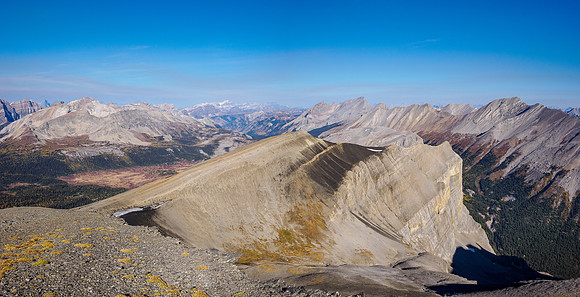 Scrambling between Mount Cautley and Gibraltar Rock.