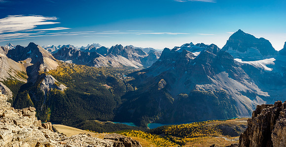 Views over Marvel Pass, Terrapin Lake and Lake Gloria.