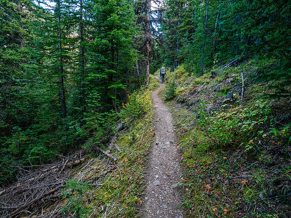 Hiking from Og Lake to Citadel Pass.