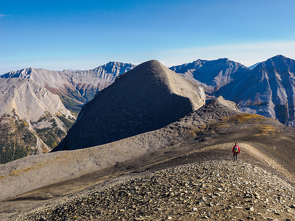 Scrambling between Mount Cautley and Gibraltar Rock.