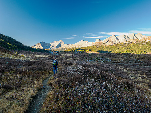 Hiking from Wonder Pass to Og Lake.