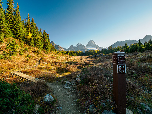 Hiking from Wonder Pass to Og Lake.