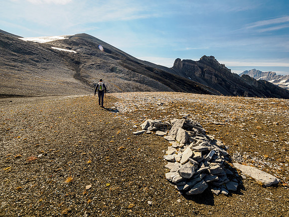 Traversing from Mount Cautley to Ely's Dome.