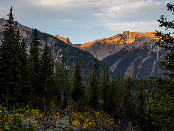 Hiking from Og Lake to Citadel Pass.