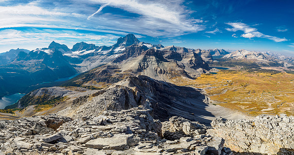 Views to Eon, Aye, Lunette, Assiniboine, Magog, Towers, Terrapin, Naiset over Wonder Pass.