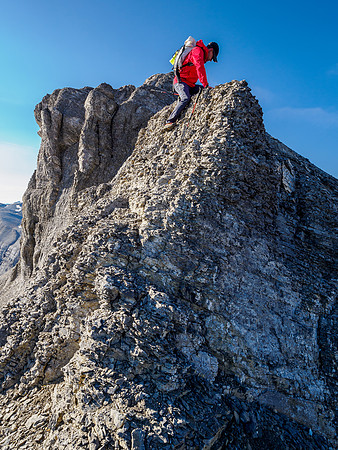 Scrambling between Mount Cautley and Gibraltar Rock.