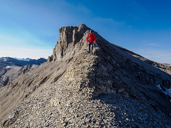 Scrambling between Mount Cautley and Gibraltar Rock.