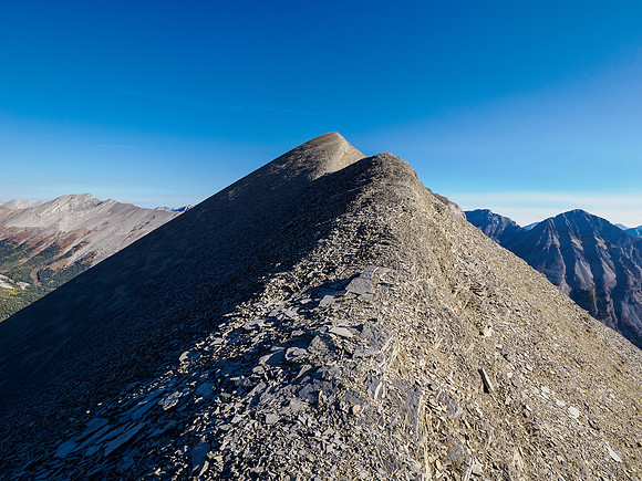 Scrambling between Mount Cautley and Gibraltar Rock.
