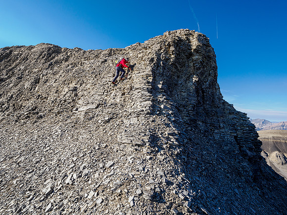 Scrambling between Mount Cautley and Gibraltar Rock.