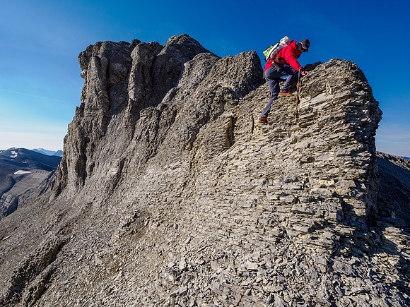 Scrambling between Mount Cautley and Gibraltar Rock.