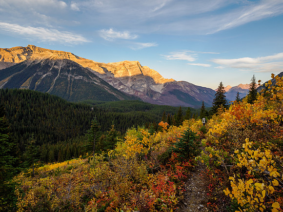 Hiking from Og Lake to Citadel Pass.