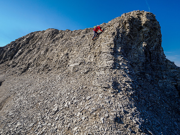 Scrambling between Mount Cautley and Gibraltar Rock.