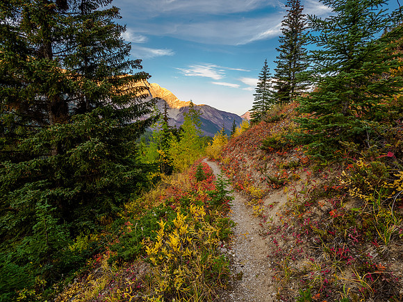 Hiking from Og Lake to Citadel Pass.