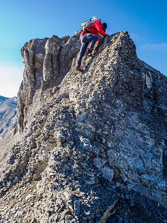 Scrambling between Mount Cautley and Gibraltar Rock.