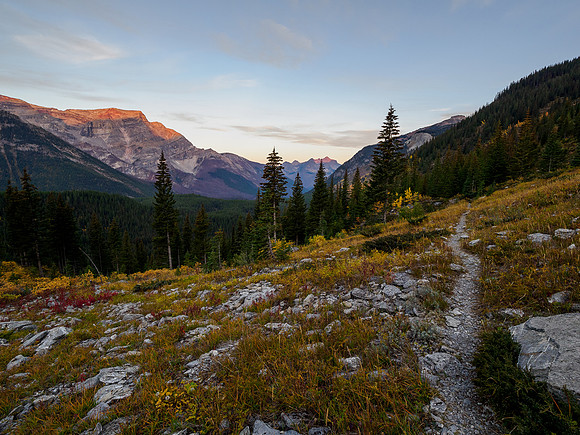 Hiking from Og Lake to Citadel Pass.